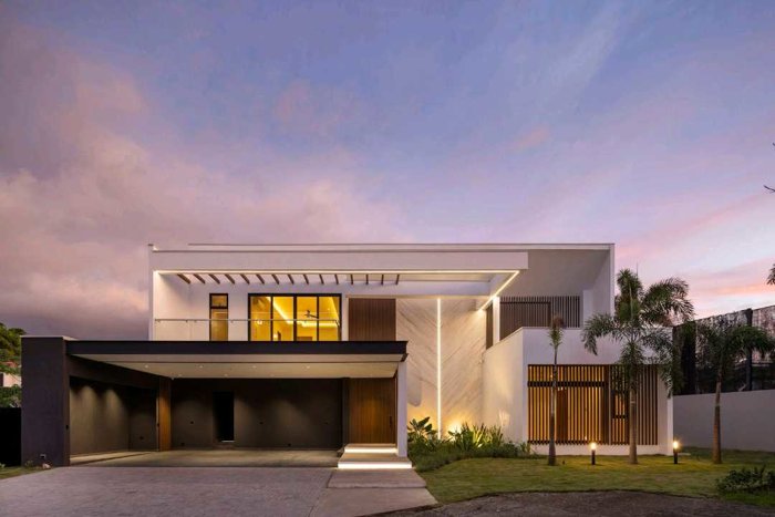 CASA DE LUJO EN RESIDENCIAL LOS LAURELES, ESCAZÚ. in Escazú, San José — $1,200,000
