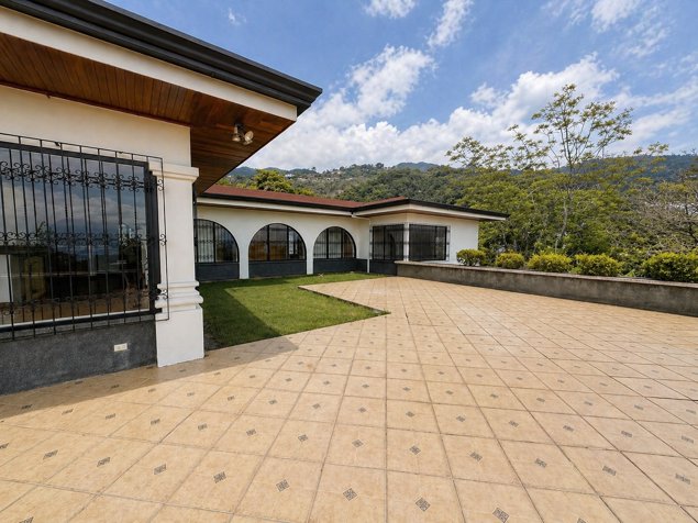 Se Alquila amplia casa independiente, un nivel + 2 Aptos (MJ) en San Antonio, Escazú, San José — $3,800