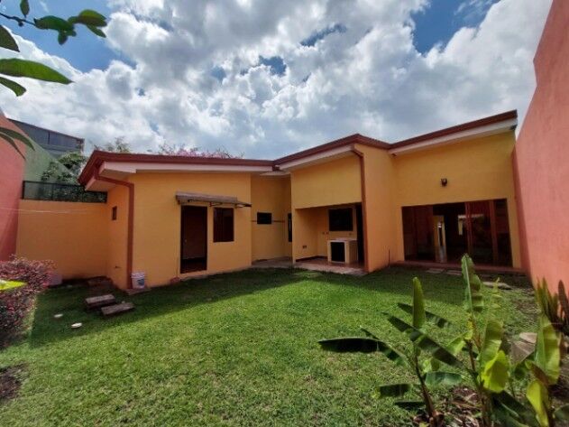 Venta de Esta Maravillosa Casa en Escazú / Mls. 25-1807 OFC JB in Escazú, San José — $260,000