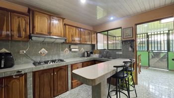 Casa con Vista, Bosque Natural y Apartamento en San Isidro,Grecia en Grecia, Alajuela — 167 000 000 ₡ - Foto 4 de 44
