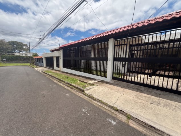 Vende casa 1 piso en residencial en Sabanilla, Montes de Oca (CT) en Sabanilla, Montes De Oca, San José — $295,000 - Foto 2 de 10
