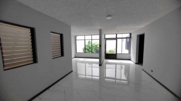Se alquila espacioso apartamento en Merced de San José 25-377 en Merced, San José — $1,300