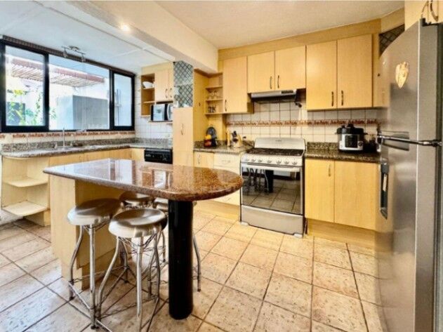 Hermosa casa en San Rafael de Escazu En venta y alquiler en San Rafael, Escazú, San José — ₡ 102 500 000