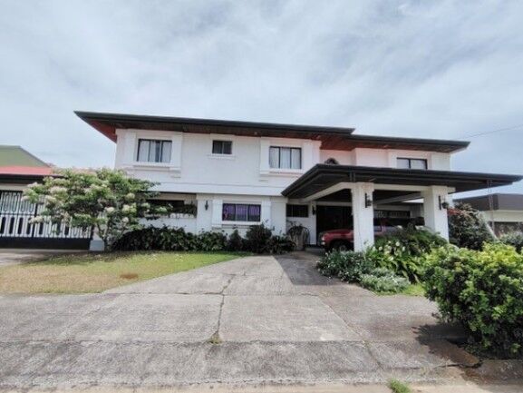 Se vende espaciosa casa con amplio patio en Alajuela 25-1602 en Alajuela — $3,700