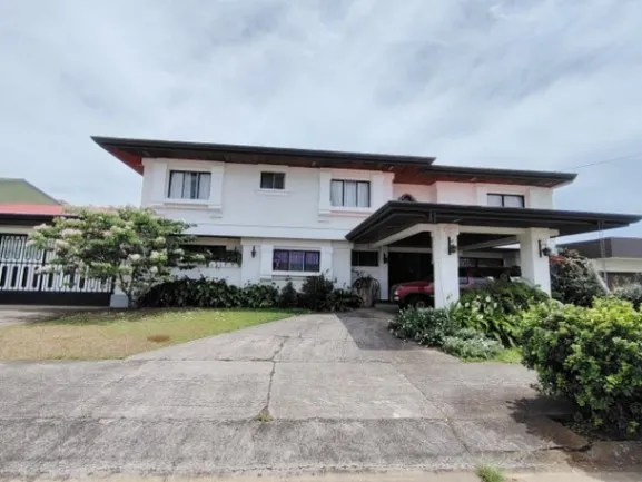 Se vende espaciosa casa con amplio patio en Alajuela 25-1602 en Alajuela — $3,700