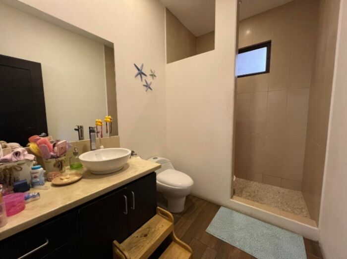 Casa Moderna de Una Planta en Piedades con Estudio Independiente y Jardines Amplios in Pozos, Santa Ana, San José — $435,000