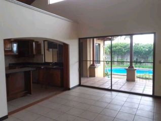 CASA CON PISCINA EN SANTO DOMINGO CENTRO. in Santo Domingo, Heredia — $358,000 - Photo 5 of 18