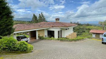 Casa con Amplio Terreno y Vista Panorámica en Cabuyal de Poás