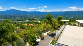Casa ultramoderna con impresionantes vistas en residencial in Atenas, Alajuela — $1,950,000 - Photo 3 of 12