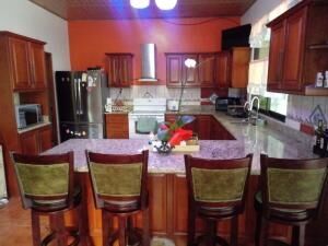 Venta de Acogedora Casa en Mora, San José / OFC en Colón, Mora, San José — $310,000 - Foto 5 de 13