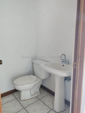 Venta de Apartamento de Dos Plantas en Condominio Villas Jade, Tibás. RAH 26-2235 en Anselmo Llorente, Tibás, San José — $220,000
