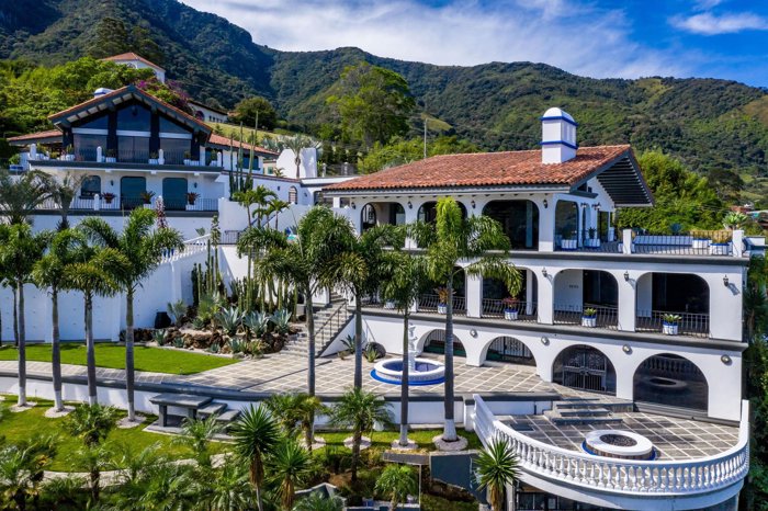 Venta de espectacular mansión con dos residencias en las montañas de Escazú #26-711 GS en San Antonio, Escazú, San José — $1,495,000 - Foto 3 de 10