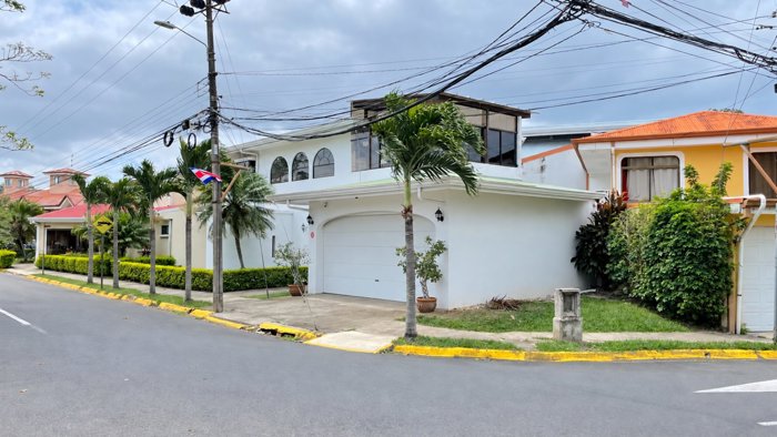 Casa de 305 m² en venta en Ciudad Cariari in Ulloa, Heredia — $310,000 - Photo 2 of 40
