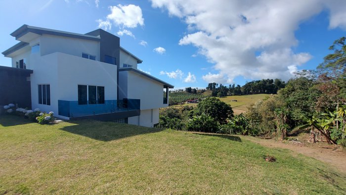 Lujosa Casa - Cañuelas in San Miguel, Naranjo, Alajuela — $495,000