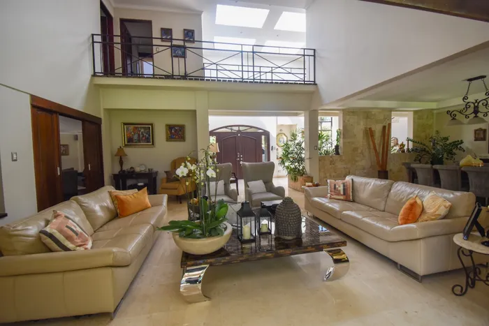 Lujosa Casa de 4 Habitaciones en Valle del Sol en Santa Ana, San José — $1,850,000 - Foto 3 de 33
