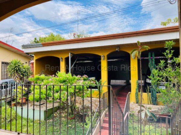 Venta de casa con apartamento independiente y lote amplio #26-2204 GS en Desamparados, San José — $282,608