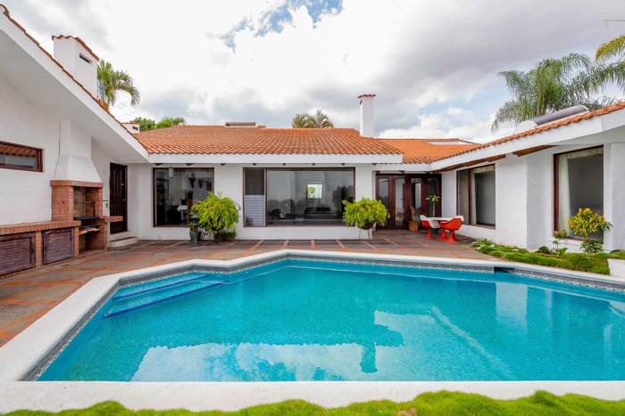 Casa de Una Planta con Piscina en Venta en Trejos Montealegre en San Rafael, Escazú, San José — $475,000