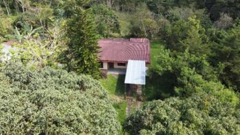 Casa para remodelar y 1+ hectare con rio, General Viejo, Perez Zeledon. en El General, Pérez Zeledón, San José — $249,999 - Foto 5 de 17