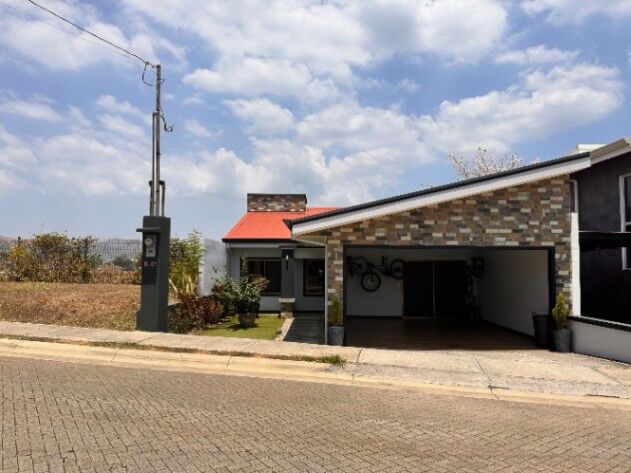 Casa en Condominio Montezuma en Puente De Piedra, Grecia, Alajuela — $210,000