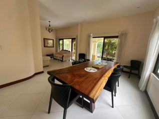 Venta de Elegante Casa Amueblada en Ciudad Colón, Mora / Mls. 27-566 OFC JB en Colón, Mora, San José — $550,000 - Foto 3 de 8