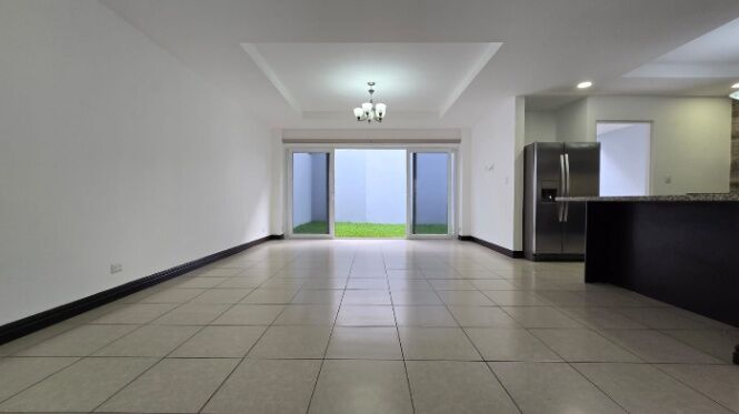 GUACHIPELIN NORTE DE 3 HABITACIONES - LINEA BLANCA - CUARTO DE SERVICIO en Escazú, San José — $2,200