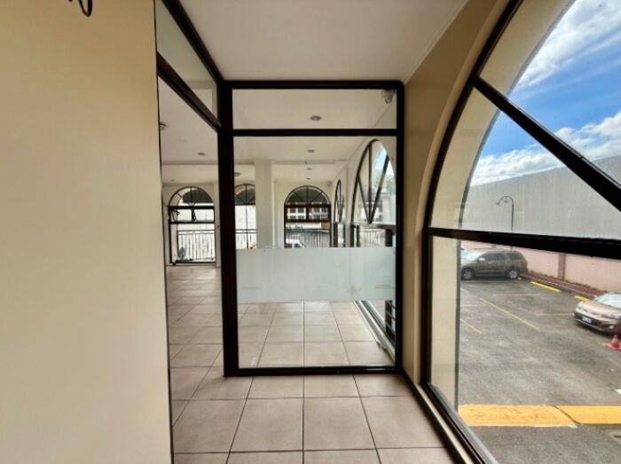 Se alquila local comercial en San Rafael Escazú 26-1300 en San Rafael, Escazú, San José — $850