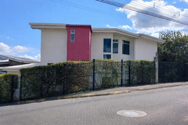 Venta casa familiar de tres niveles en residencial seguro #26-1812 GS en Concepción, La Unión, Cartago — ₡ 46 000 000
