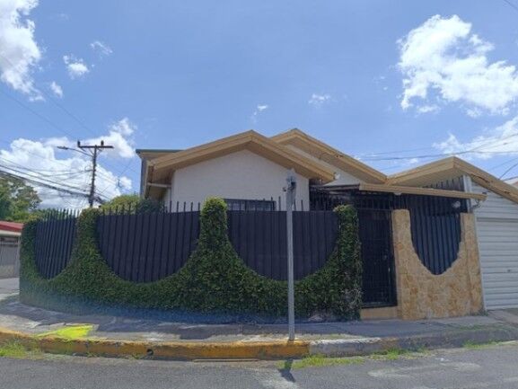 Venta de Hermosa Casa en San José / Mls. 26-911 OFC JB en Zapote, San José — $145,000