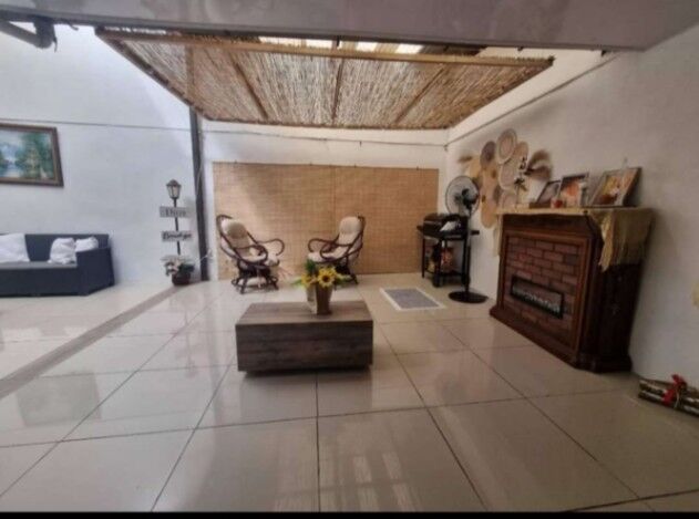 Se vende hermosa propiedad con casa principal y dos apartamentos que generan ingresos mensuales. in Anselmo Llorente, Tibás, San José — ₡ 135 000 000