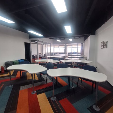 Alquiler de oficinas, consultorios, centro de estudio en Centro Colón en Merced, San José — $1,428 - Foto 2 de 12