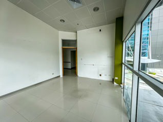 Oportunidad Comercial en Plaza Murano: Espacio Moderno y Versátil en Uruca, Santa Ana, San José — $4,600 - Foto 5 de 39