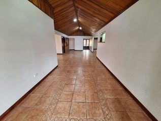 ALQUILER DE AMPLIA CASA DE 1 PLANTA EN SANTA ANA in Santa Ana, San José — $3,000 - Photo 2 of 27