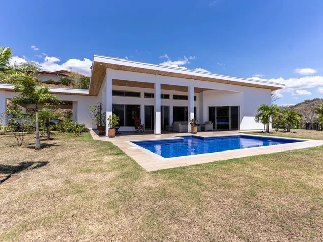 Amplia casa de 3 dormitorios en Roca Verde, Atenas en Atenas, Alajuela — $775,000 - Foto 2 de 25