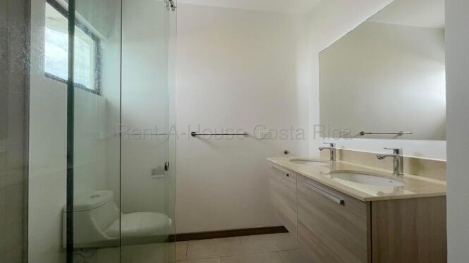 Alquiler de Casa en San Antonio de Escazú. RAH 26-1744 in San Antonio, Escazú, San José — $1,500