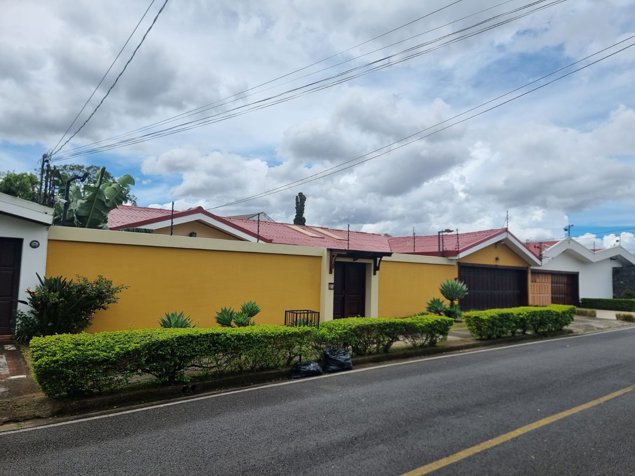 Venta casa una sola planta en Pinares de Curridabat en Sánchez, Curridabat, San José — $650,000 - Foto 2 de 25