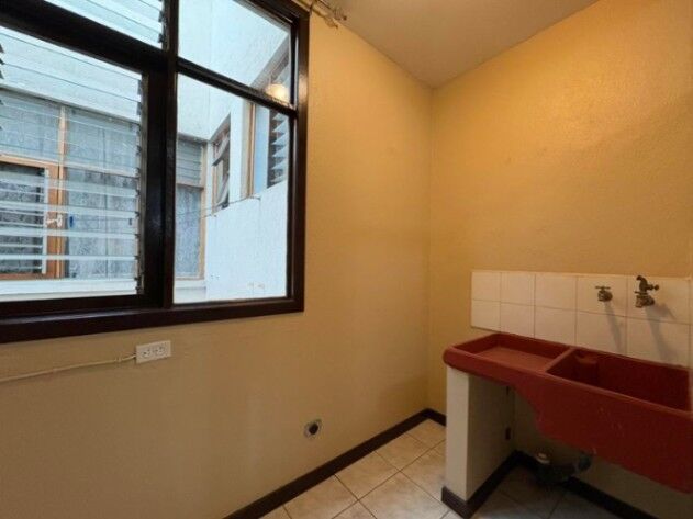 Apto. en Escazú Centro: ¡Todo a mano! Recién Remodelado e Incluye Internet in Escazú, San José — $900
