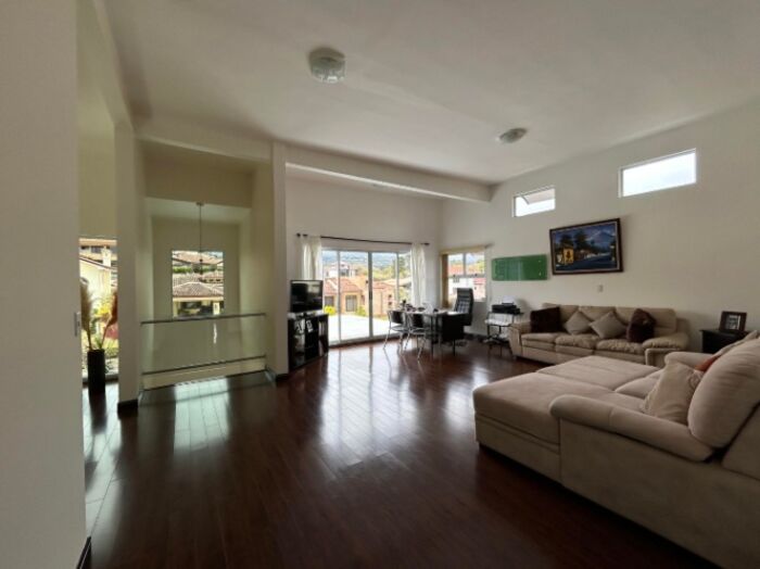 Venta de Casa + 2 APTOS en San Isidro de Heredia. RAH 26-45 en San Isidro, Heredia — $795,000
