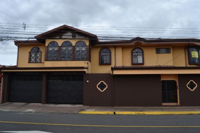 Se Vende Esta Cómoda Casa en Heredia / JB OFC Mls. 25-1017 en San Francisco, Heredia — $325,000