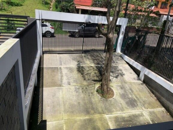 Se vende moderna casa con patio en Bebedero Escazú 25-142 in San Antonio, Escazú, San José — $280,000
