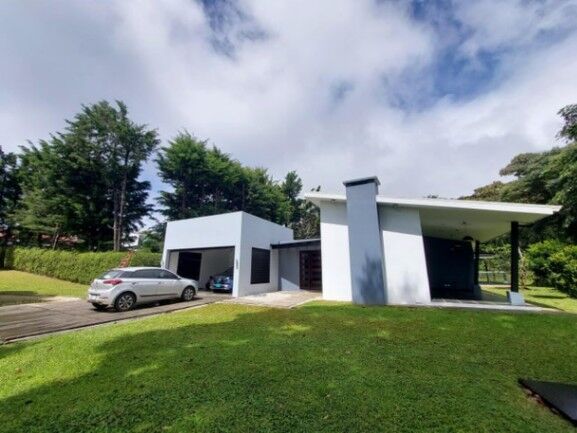 Se vende lujosa casa con amplio lote plano en Ángeles de Heredia 25-1255 en San Rafael, Heredia — $700,000