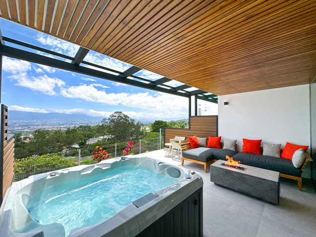 Moderna casa con espectaculares vistas en Escazú in Escazú, San José — $365,000