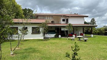 Amplia casa en San Ramón de Tres Ríos 5 dormitorios, jardínes en Tres Ríos, La Unión, Cartago — 450 000 000 ₡ - Foto 2 de 48