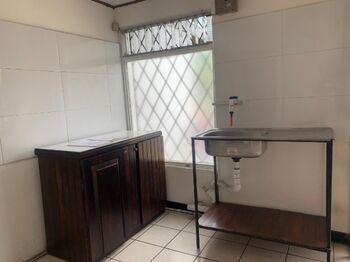Alquiler local comercial con alto flujo y 5 parqueos exclusivos #25-1921 GS en Mercedes, Montes De Oca, San José — $1,100 - Foto 4 de 10