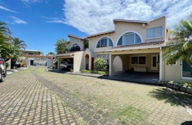 Moderno condominio amueblado con apartamento independiente en exclusivo Residencial en San Rafael, Escazú, San José — $325,000