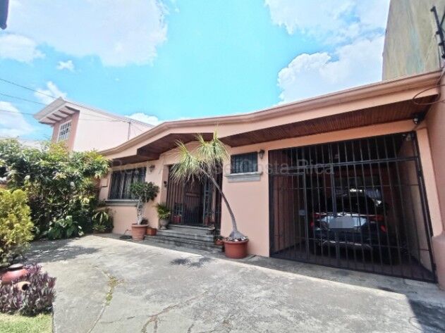 Venta casa una planta amplia con jardín terraza y ubicación estratégica #26-1768 GS in Pavas, San José — $270,000