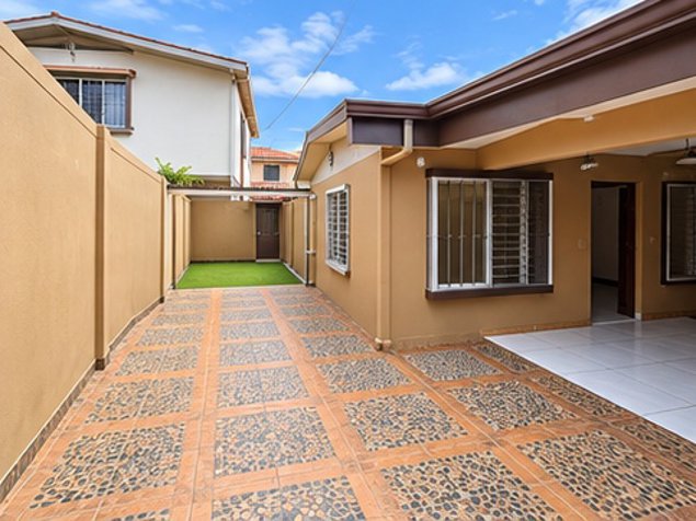 Casa en venta Moravia, uso mixto, una planta con Apartamento 5PCU en San Vicente, Moravia, San José — ₡ 160 000 000