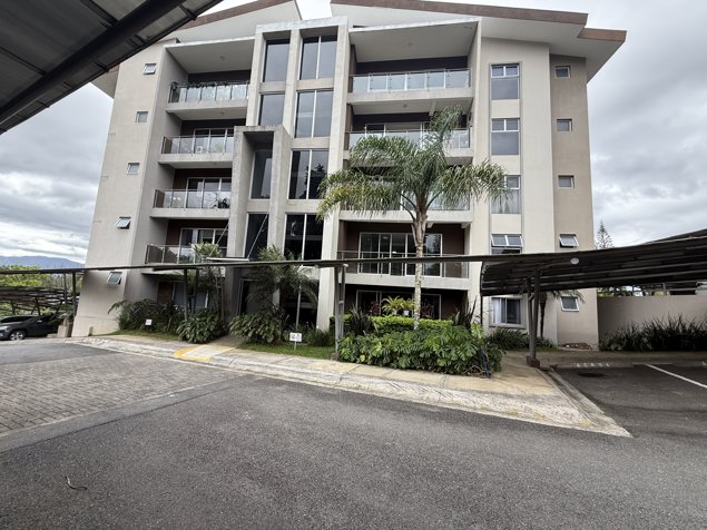 VENTA Apartamento más amplio que el promedio, con terraza  (MJ) en Granadilla, Curridabat, San José — $229,000