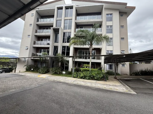 VENTA Apartamento más amplio que el promedio, con terraza  (MJ) en Granadilla, Curridabat, San José — $229,000