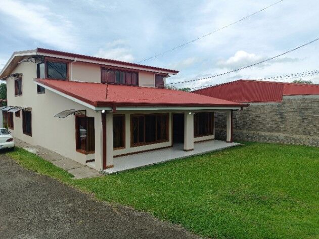 Preciosa casa con espacios para familias grandes  en San Miguel, Santo Domingo, Heredia — $600,000