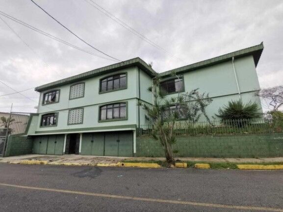 MLS-26-999 VENTA EDIFICIO CON 4 APARTAMENTOS URUCA SAN JOSE en Uruca, San José — $650,000